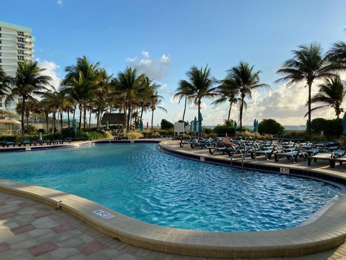 2Bd Condo Christmas Retreat Pool Beachside Холивуд Екстериор снимка